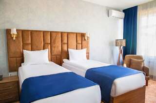 Отель Alison Hotel Баку Двухместный номер Делюкс с 2 отдельными кроватями и видом на море-1